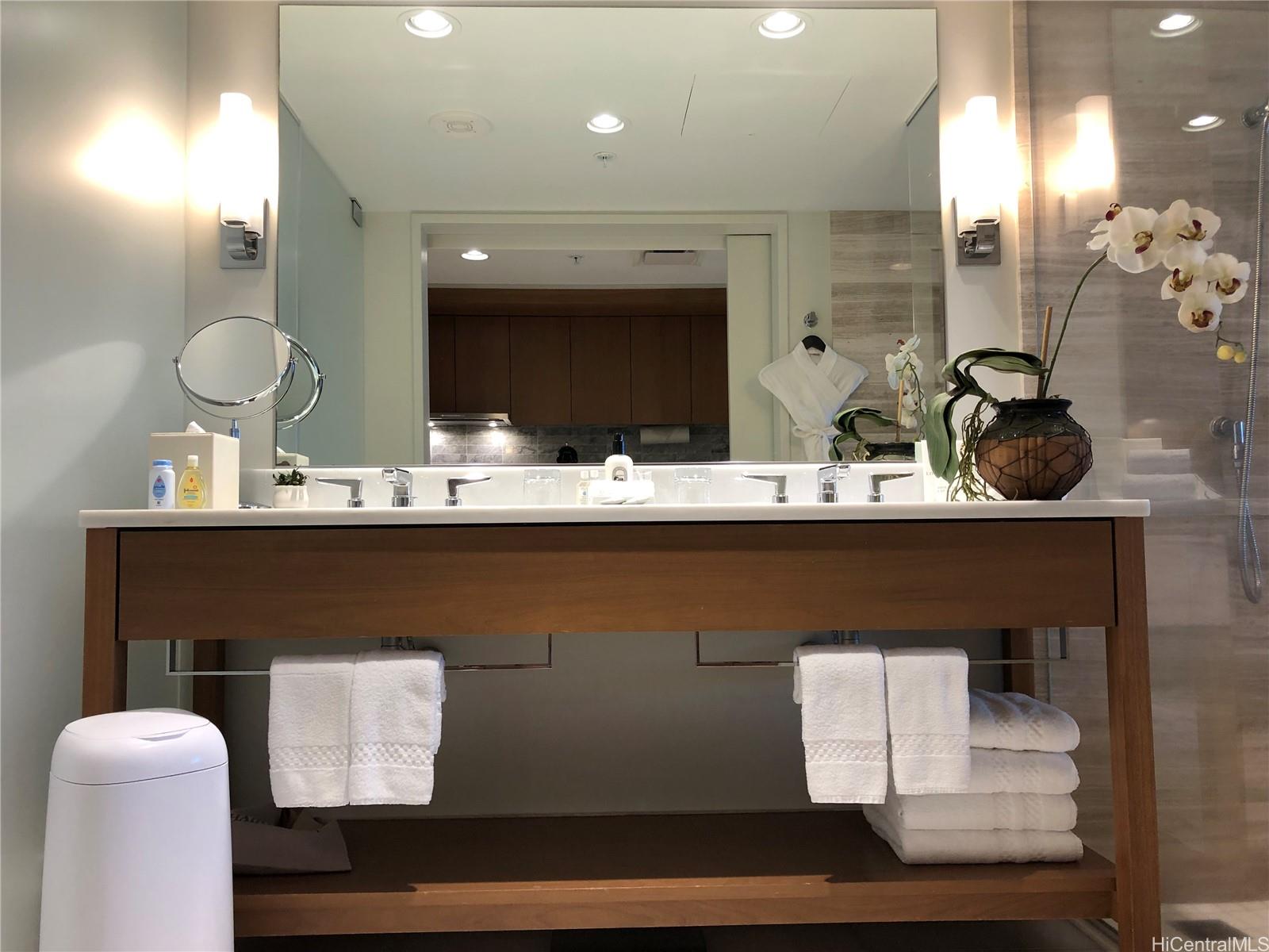 The Ritz-Carlton Residences condo # 1608, Honolulu, Hawaii - photo 3 of 19