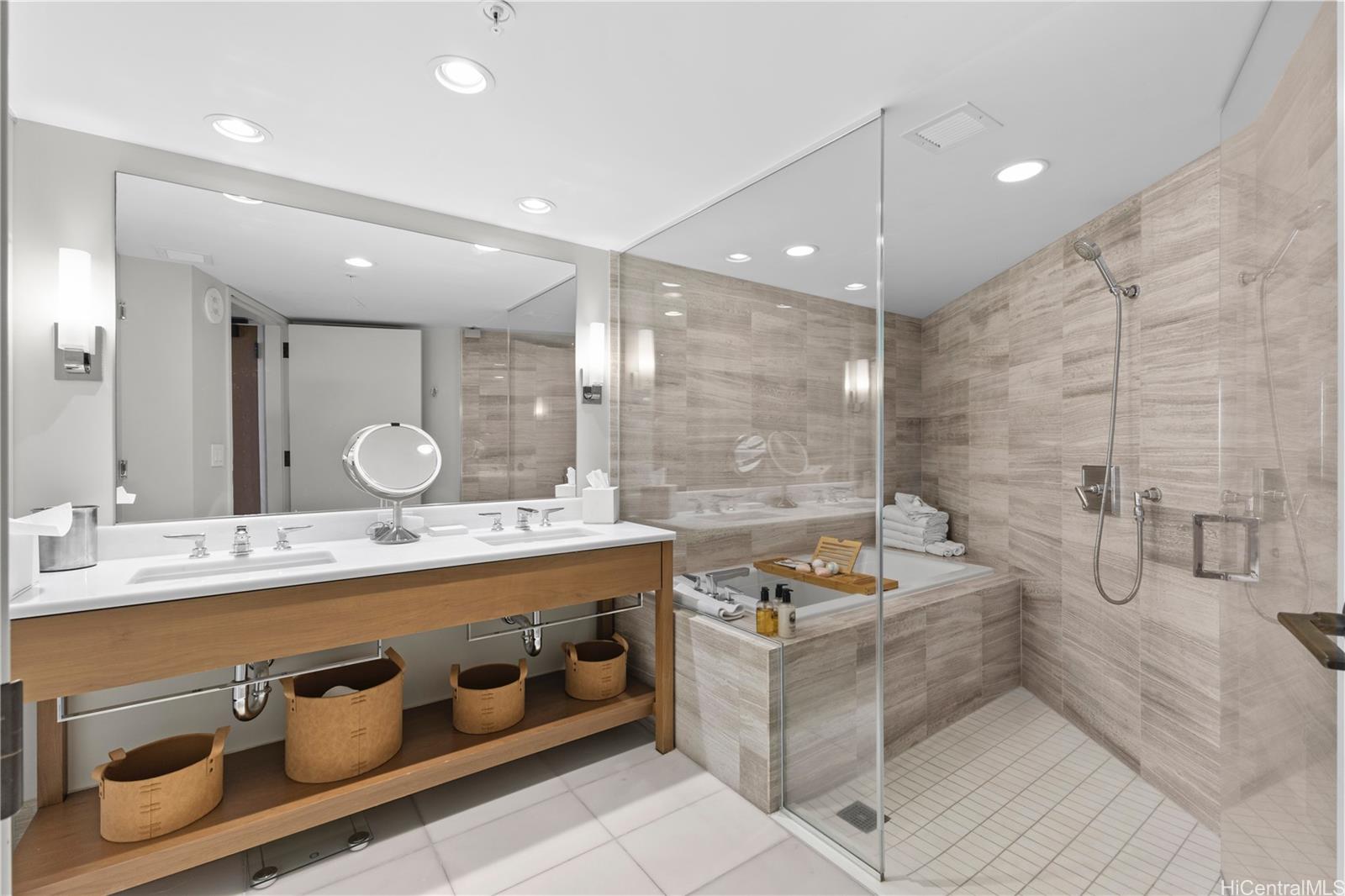 The Ritz-Carlton Residences condo # 1610, Honolulu, Hawaii - photo 5 of 25