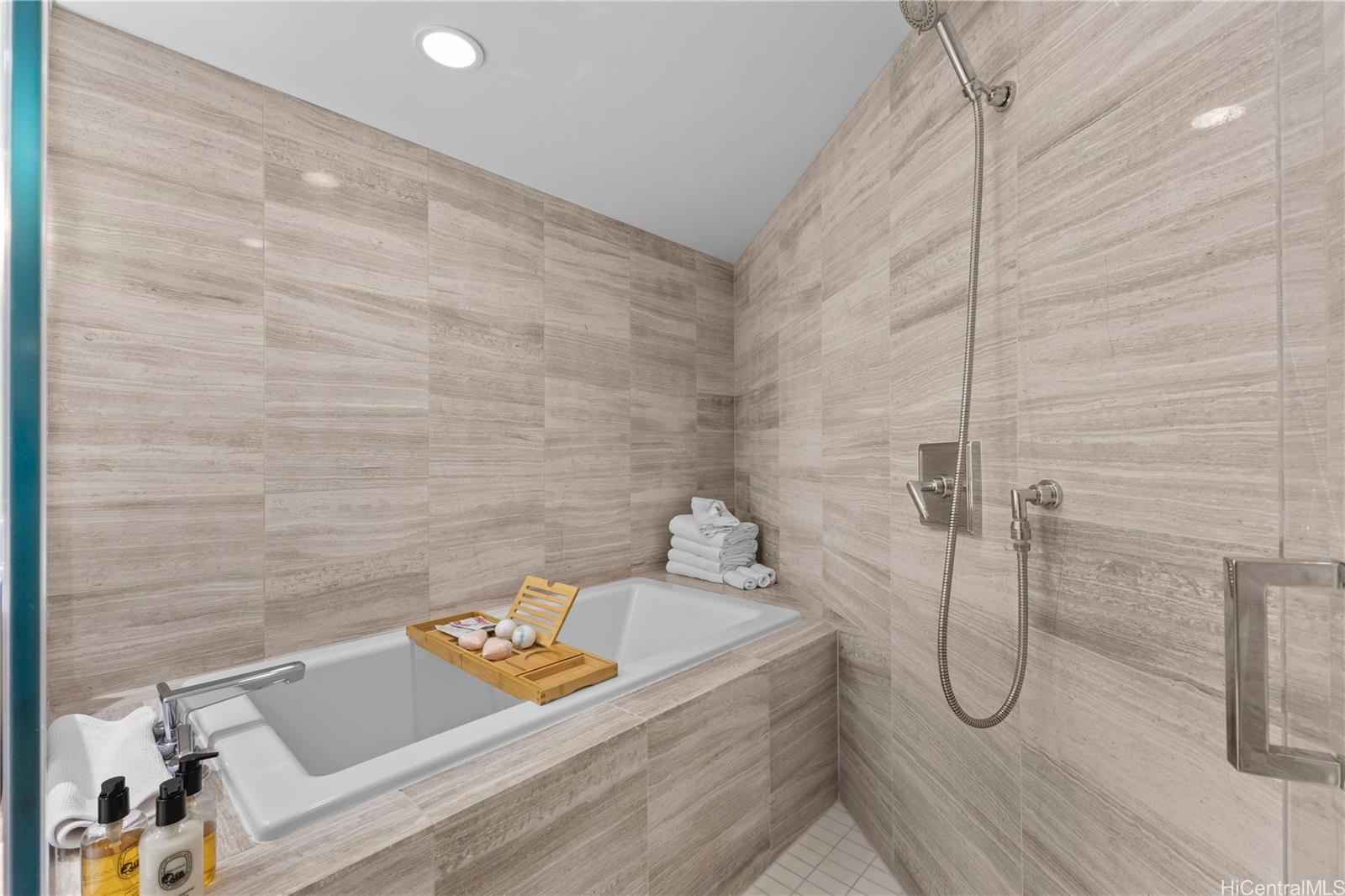 The Ritz-Carlton Residences condo # 1610, Honolulu, Hawaii - photo 6 of 25