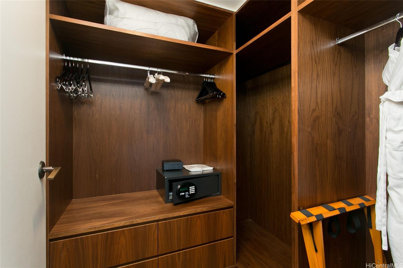 The Ritz-Carlton Residences condo # D2606, Honolulu, Hawaii - photo 11 of 23