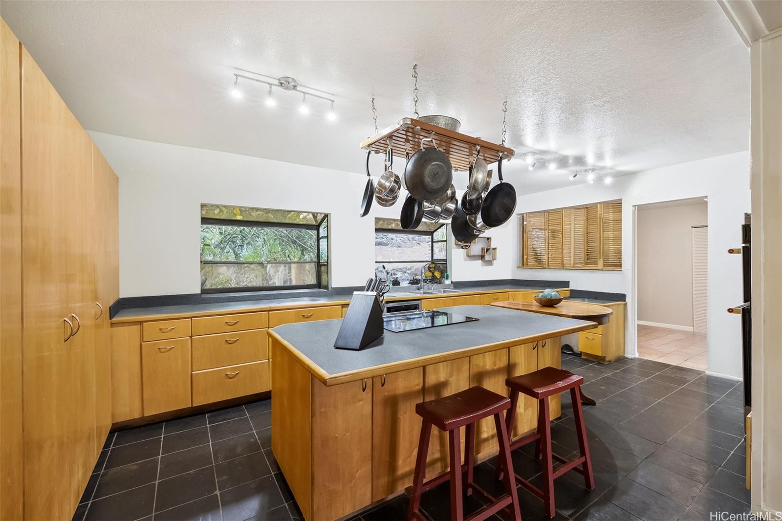 2168  Round Top Drive Makiki Heights, Honolulu home - photo 9 of 23