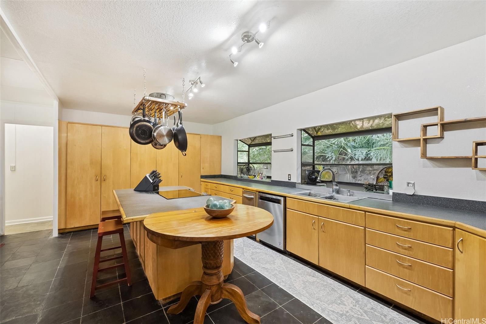 2168  Round Top Dr Makiki Heights, Honolulu home - photo 8 of 23