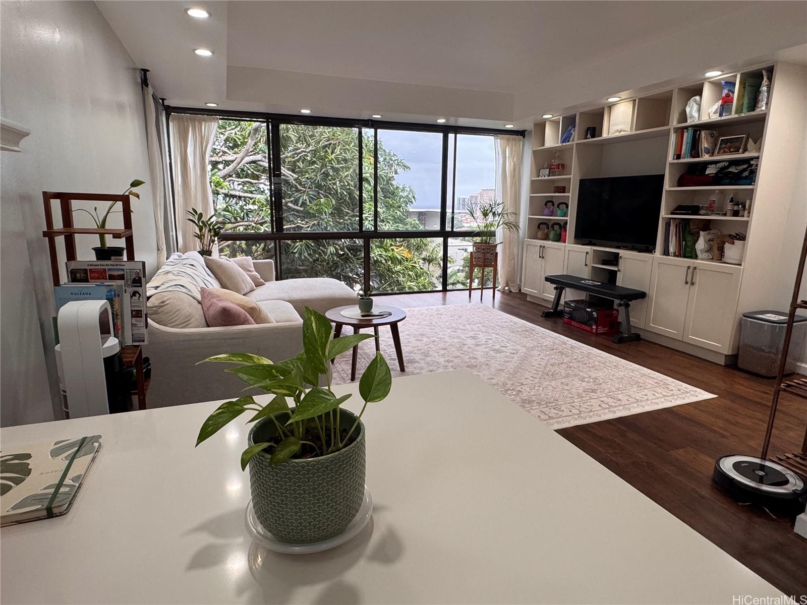 Dowsett Point condo # M1, Honolulu, Hawaii - photo 4 of 12