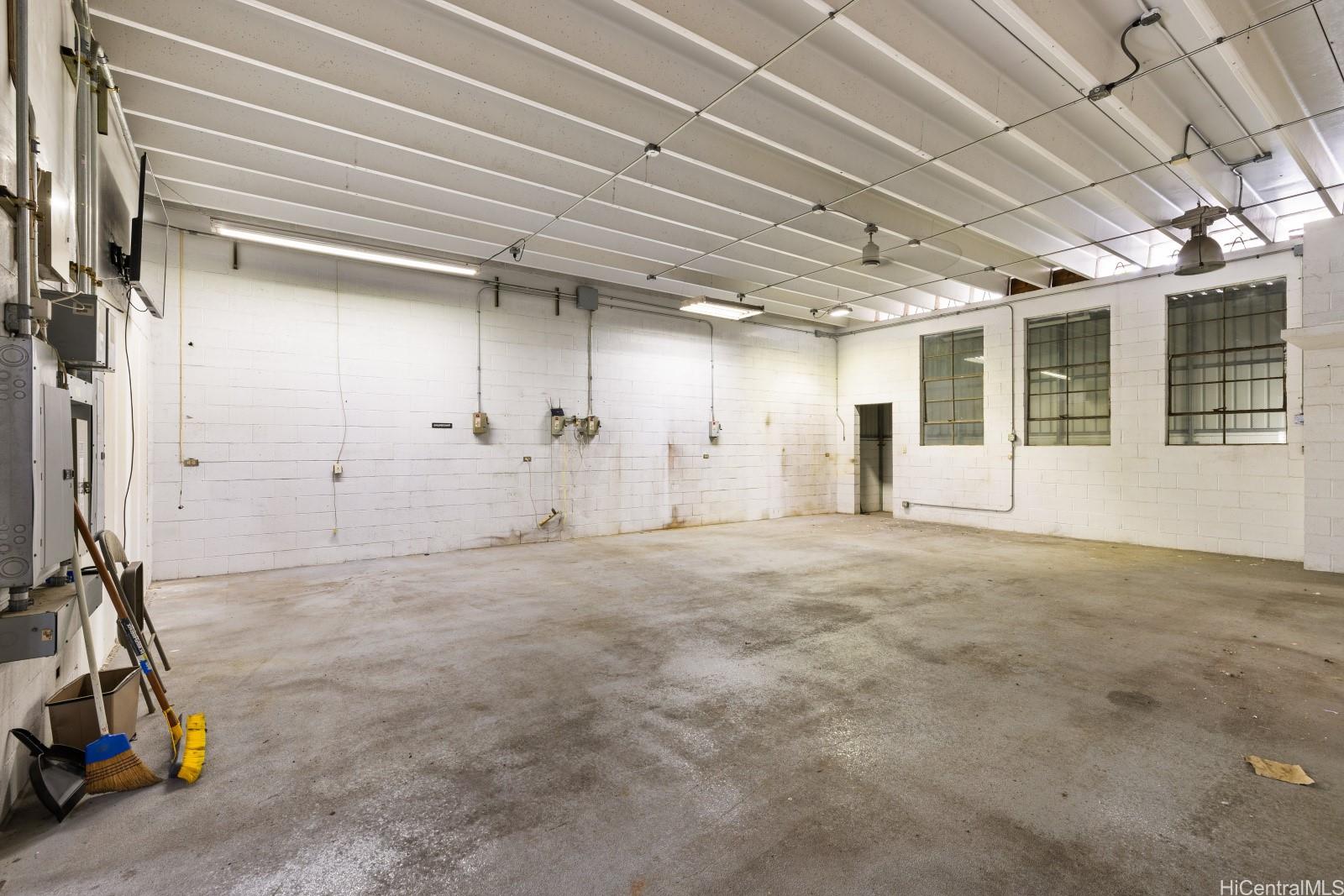 2209 Young Street Honolulu Oahu commercial real estate photo8 of 25