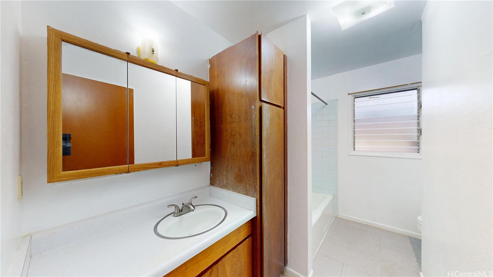 2210  School Street Kalihi-lower, Honolulu home - photo 10 of 25