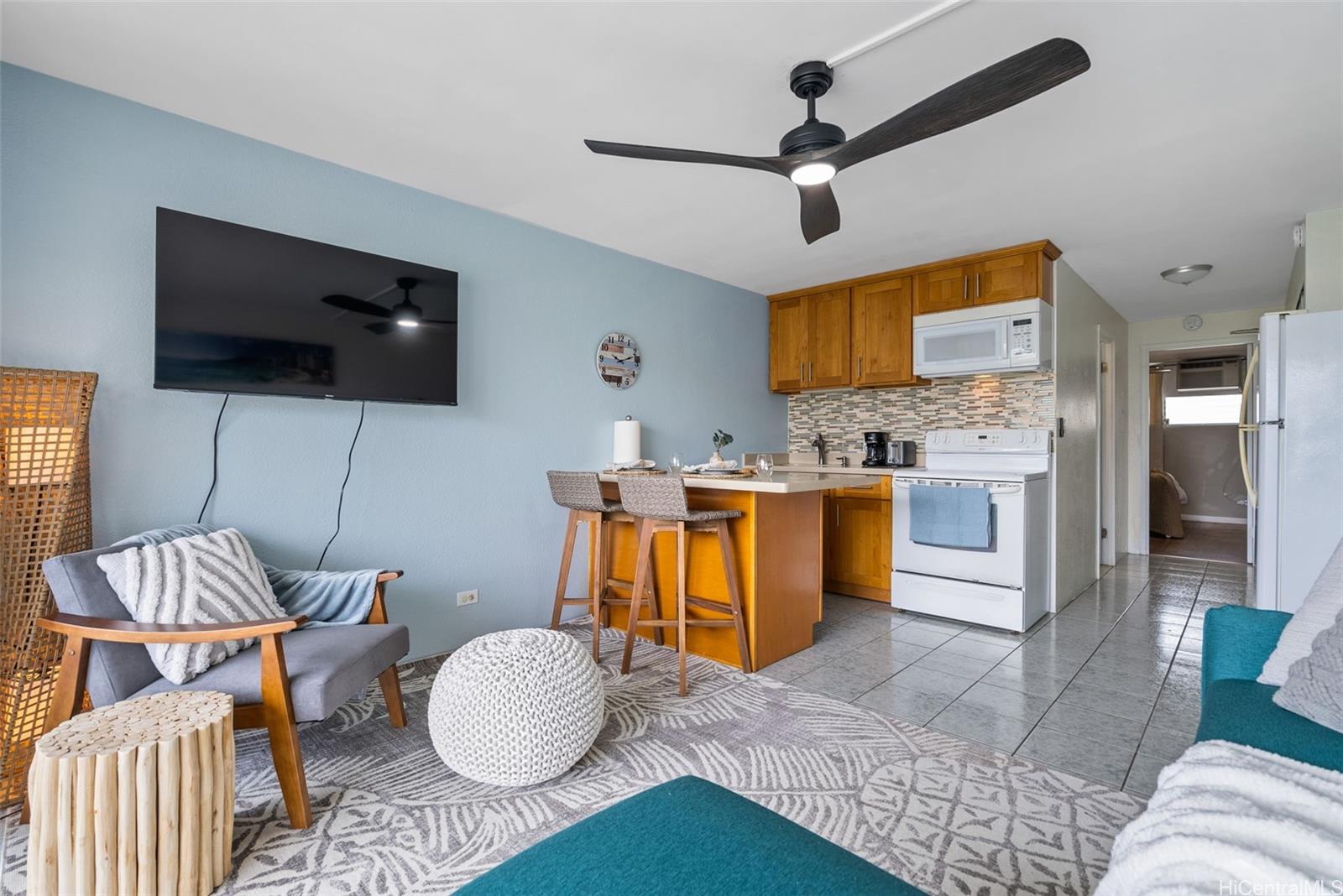 2211 Ala Wai Blvd Honolulu - Rental - photo 4 of 25