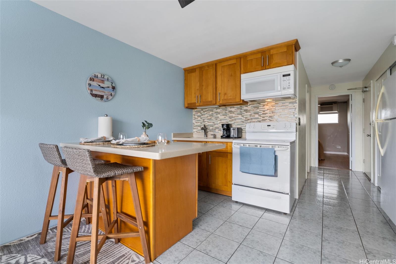 2211 Ala Wai Blvd Honolulu - Rental - photo 7 of 25