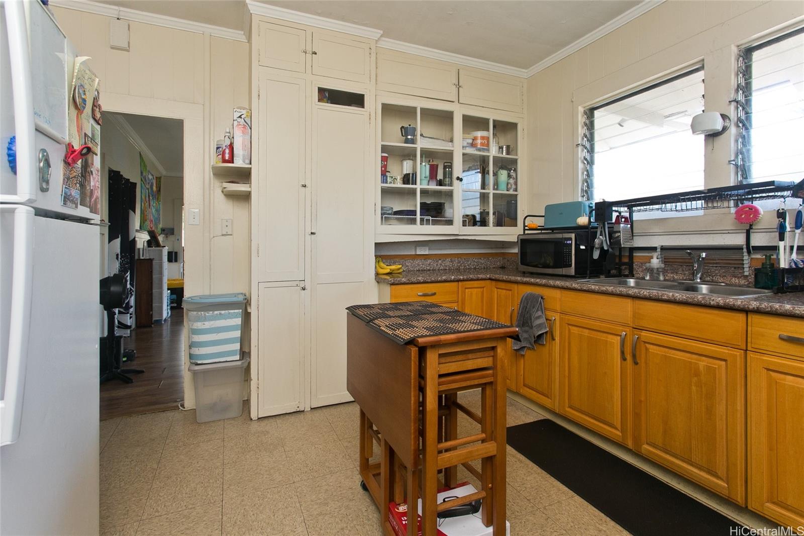 2211  Bingham St Moiliili, Honolulu home - photo 8 of 22