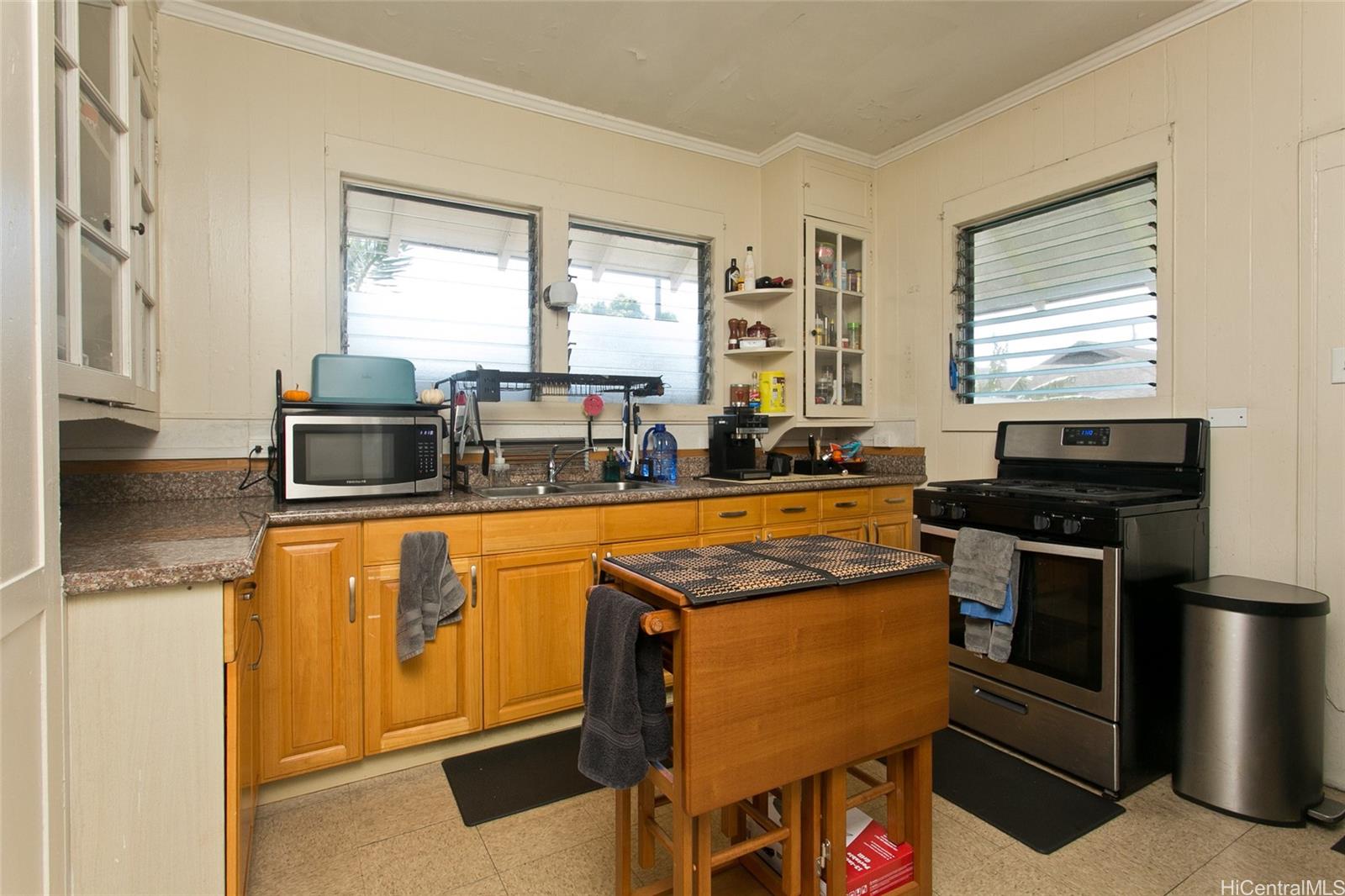 2211  Bingham St Moiliili, Honolulu home - photo 9 of 22