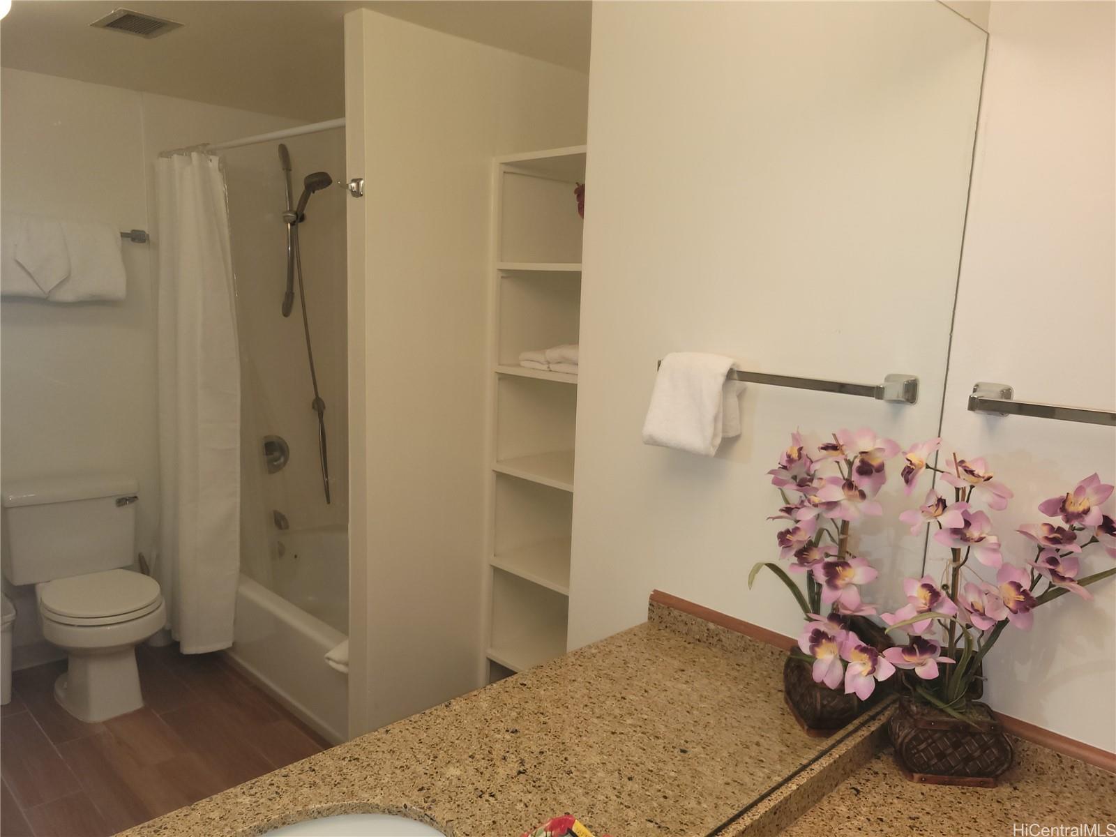 Aloha Towers condo # 1104 (11M), Honolulu, Hawaii - photo 11 of 17