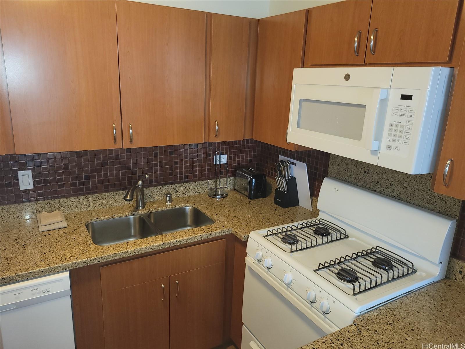 Aloha Towers condo # 1104 (11M), Honolulu, Hawaii - photo 6 of 17