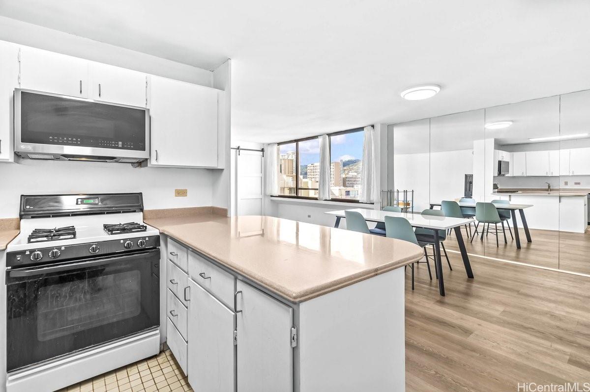 Aloha Towers condo # DH1401, Honolulu, Hawaii - photo 3 of 22