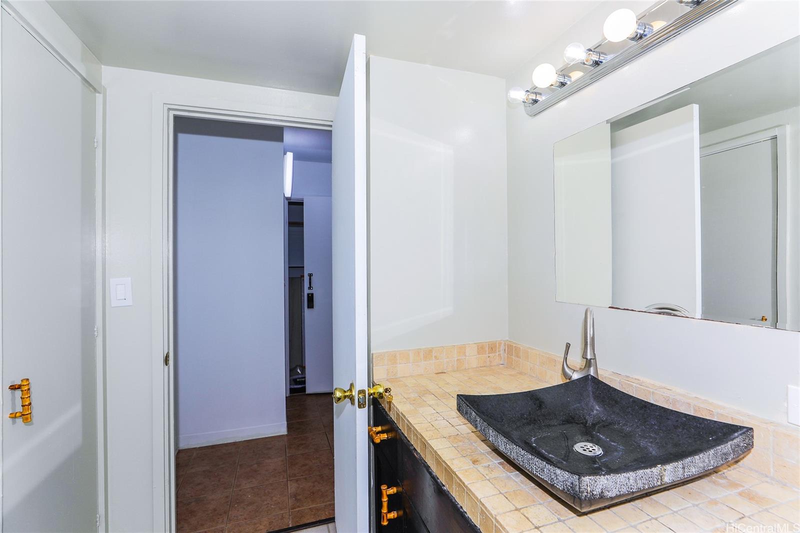 Liliuokalani Plaza condo # 501, Honolulu, Hawaii - photo 14 of 25