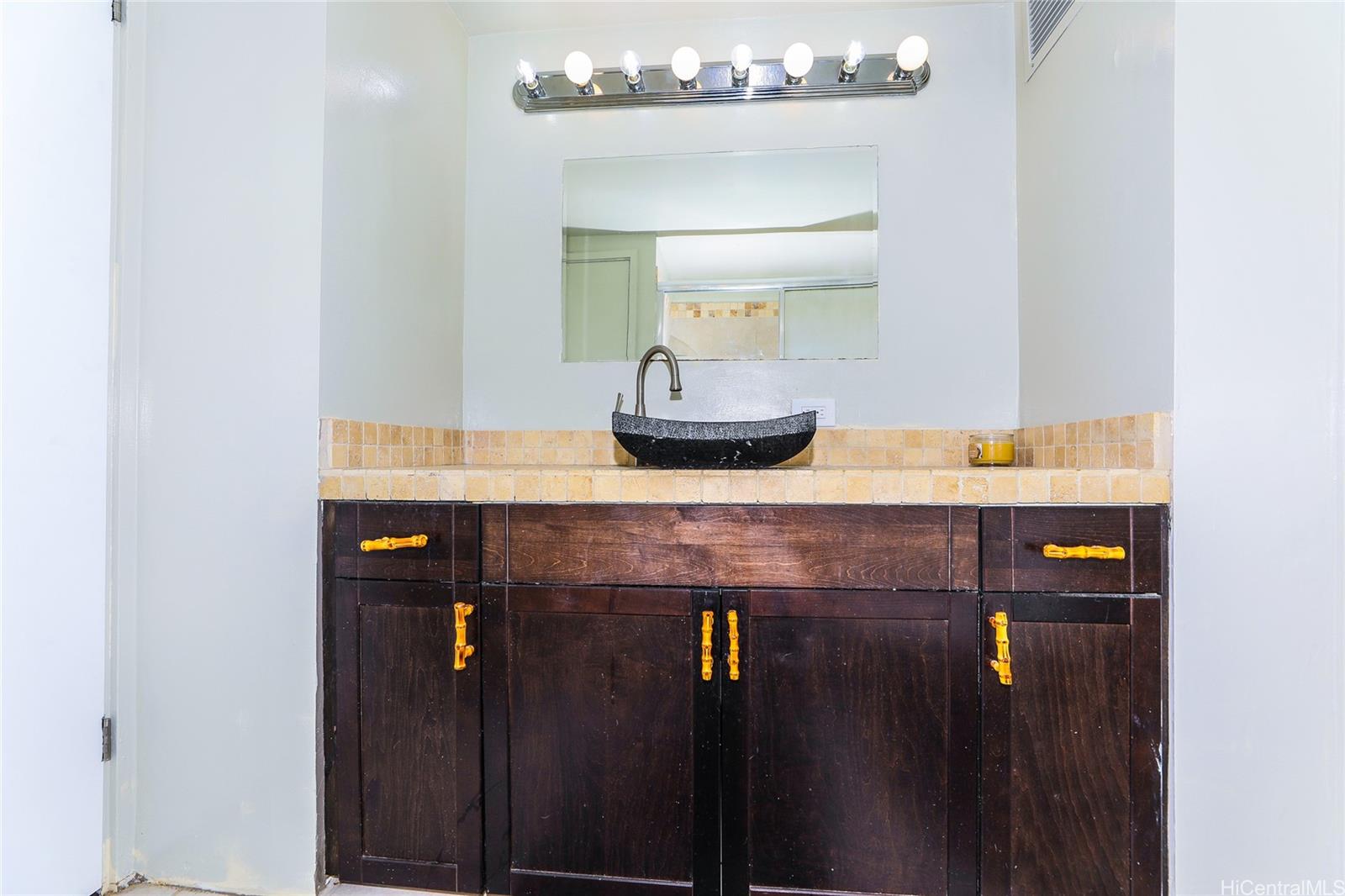 Liliuokalani Plaza condo # 501, Honolulu, Hawaii - photo 15 of 25