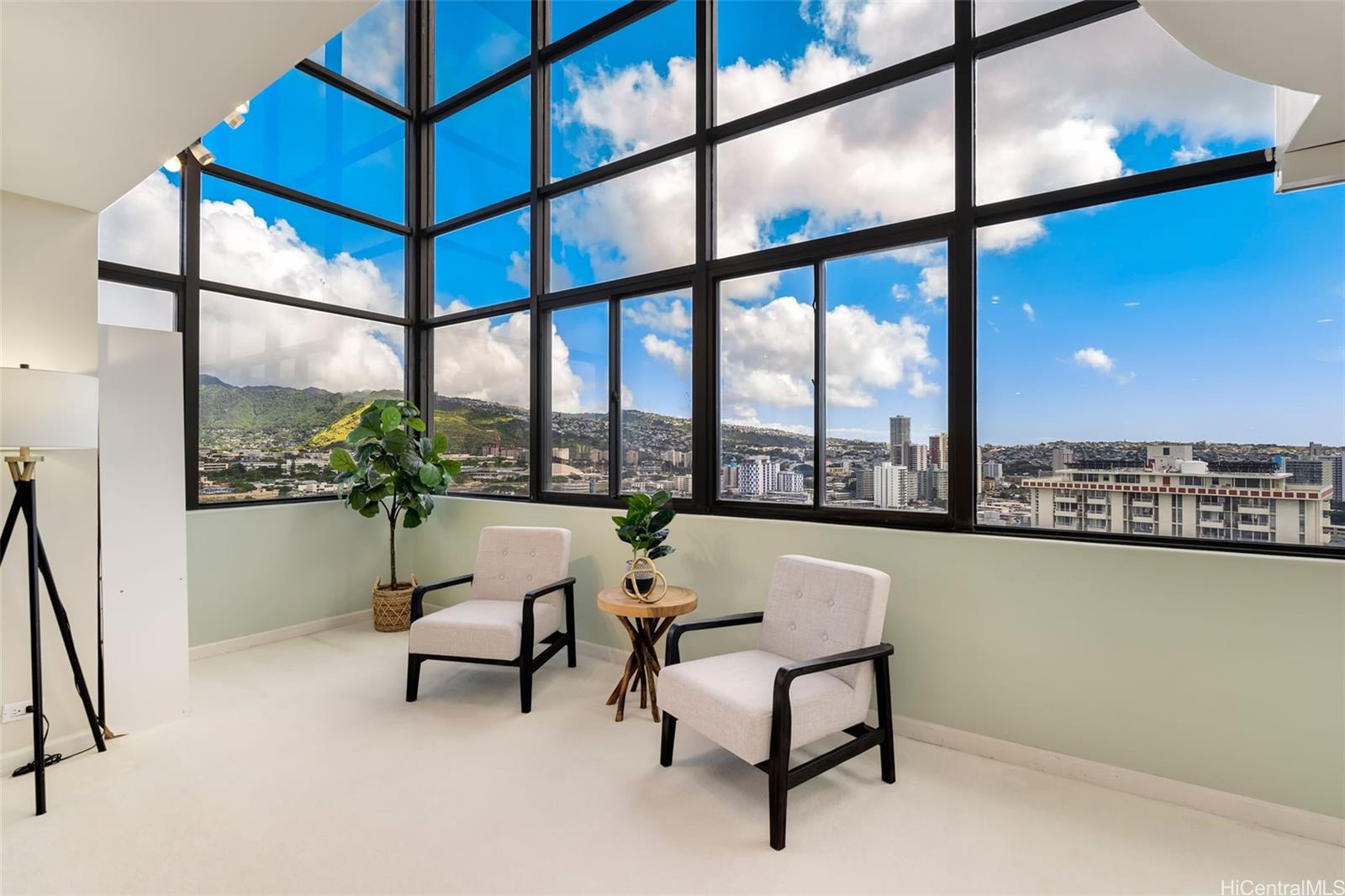 Parkside Tower condo # 2502, Honolulu, Hawaii - photo 4 of 25