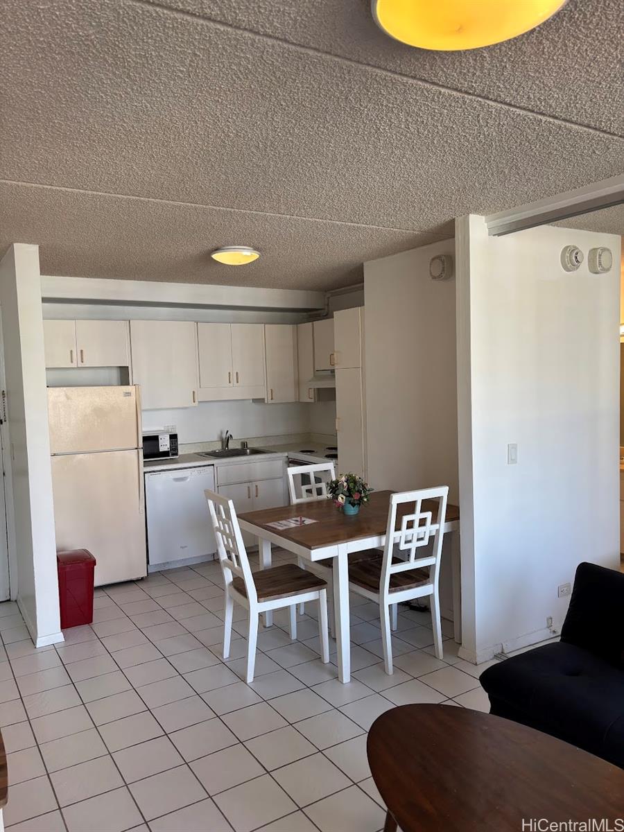 2240 Kuhio Ave Honolulu - Rental - photo 8 of 14