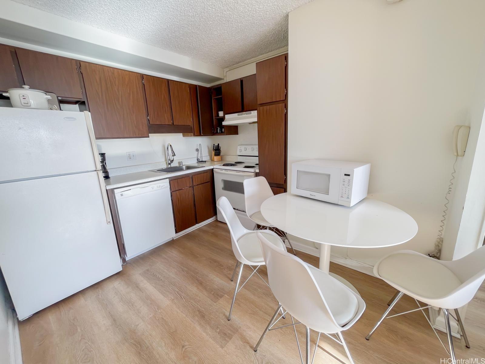 2240 Kuhio Ave Honolulu - Rental - photo 4 of 21