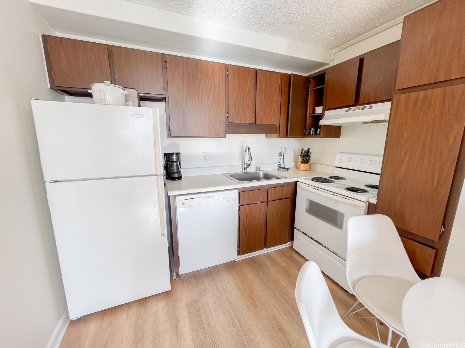 2240 Kuhio Ave Honolulu - Rental - photo 5 of 21
