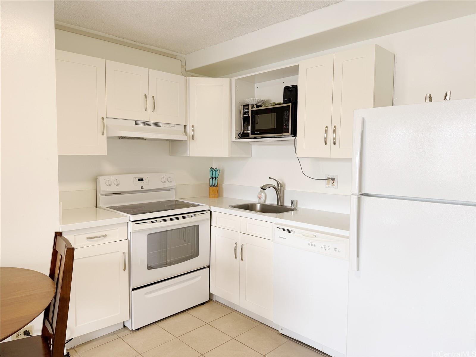 Royal Kuhio condo # 2004, Honolulu, Hawaii - photo 4 of 8