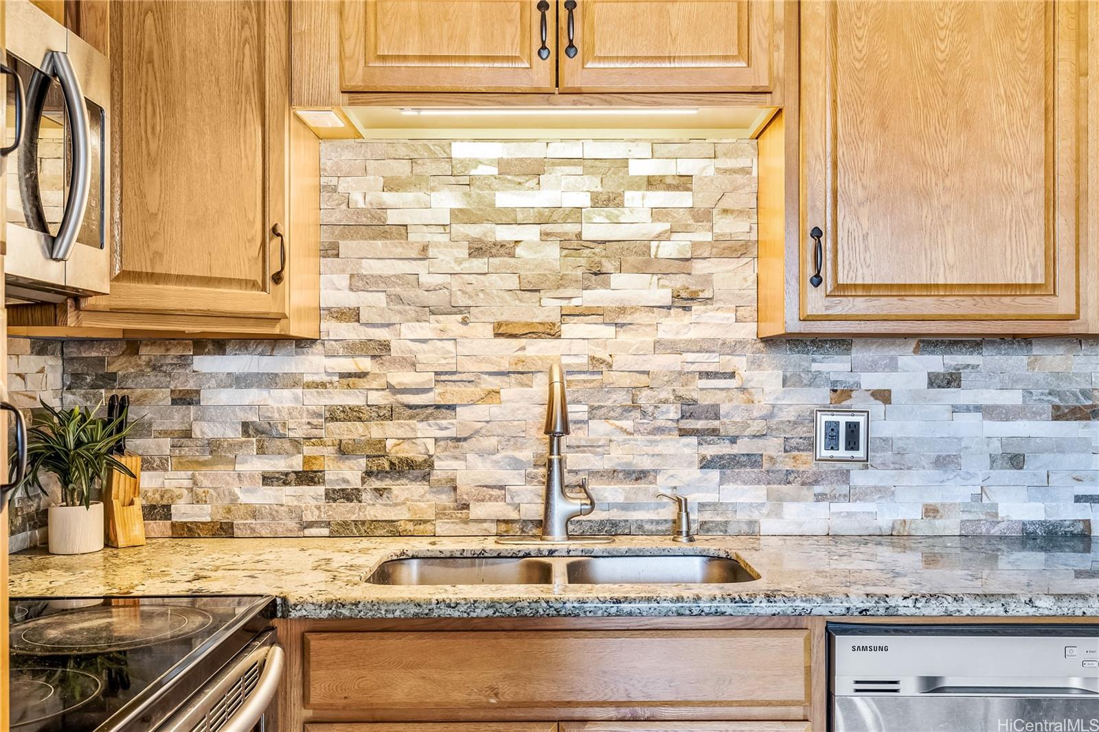 Royal Kuhio condo # 2006, Honolulu, Hawaii - photo 4 of 24