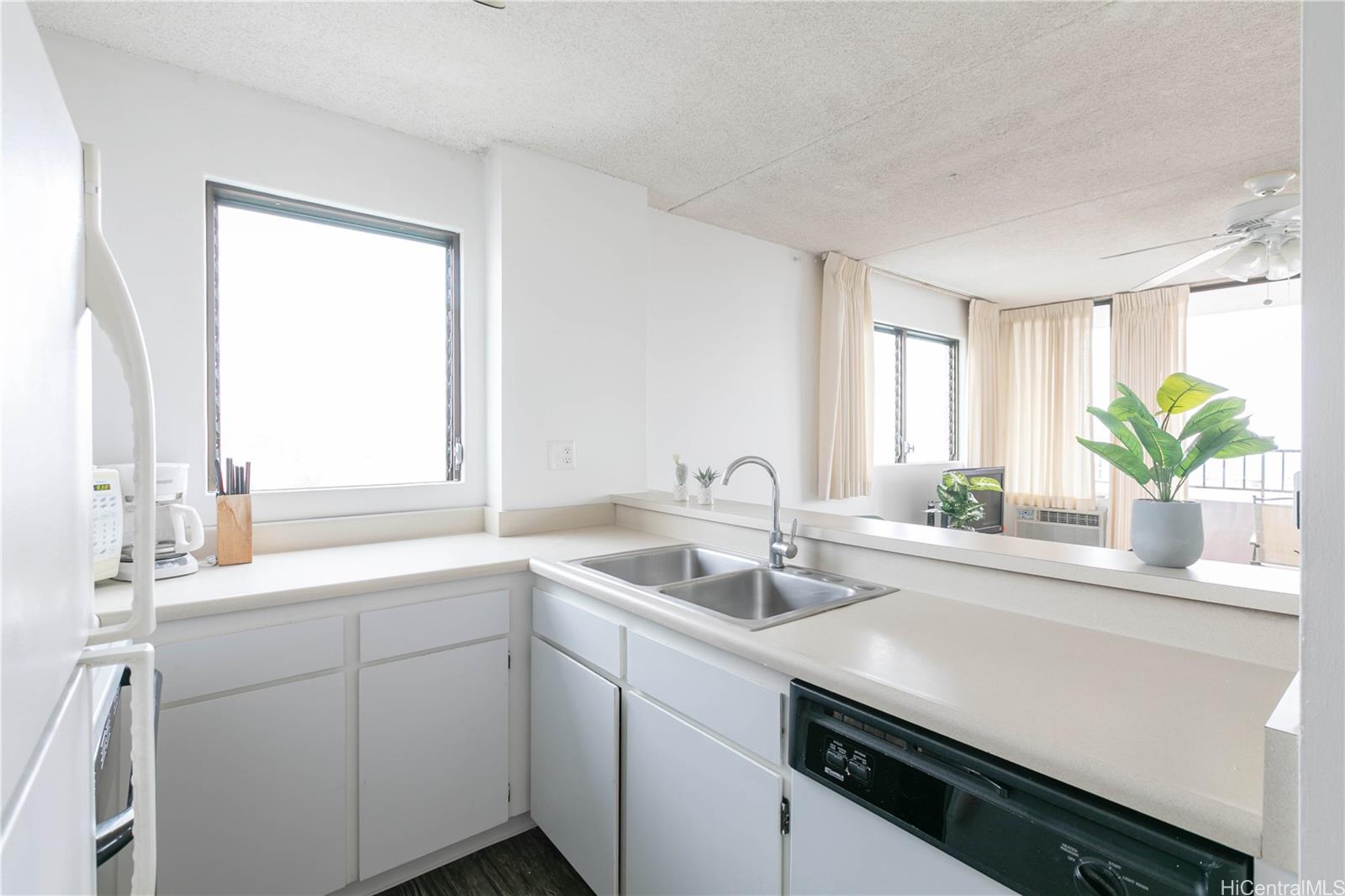 2240 Kuhio Ave Honolulu - Rental - photo 9 of 25