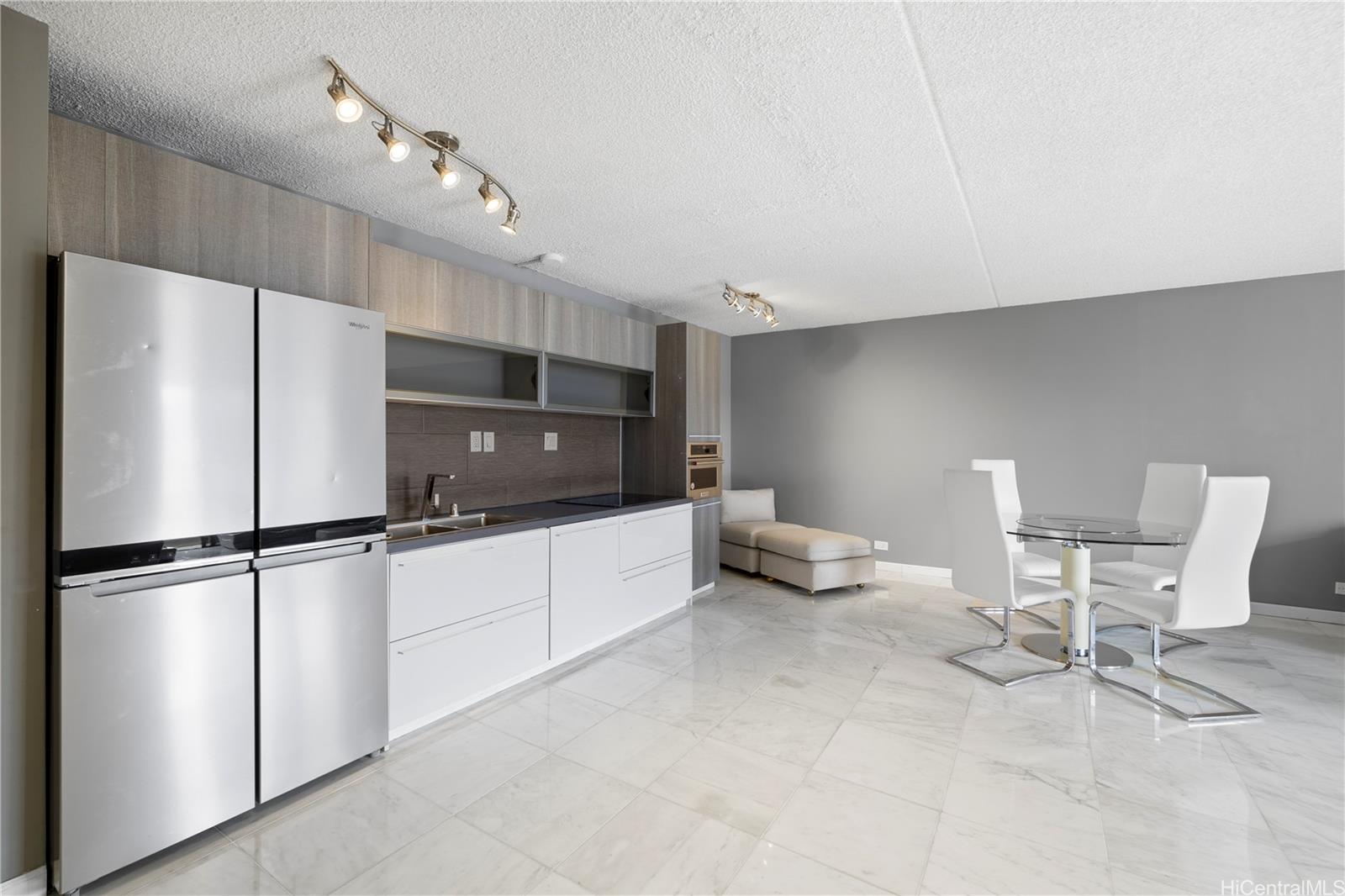 Royal Kuhio condo # 3201, Honolulu, Hawaii - photo 3 of 23