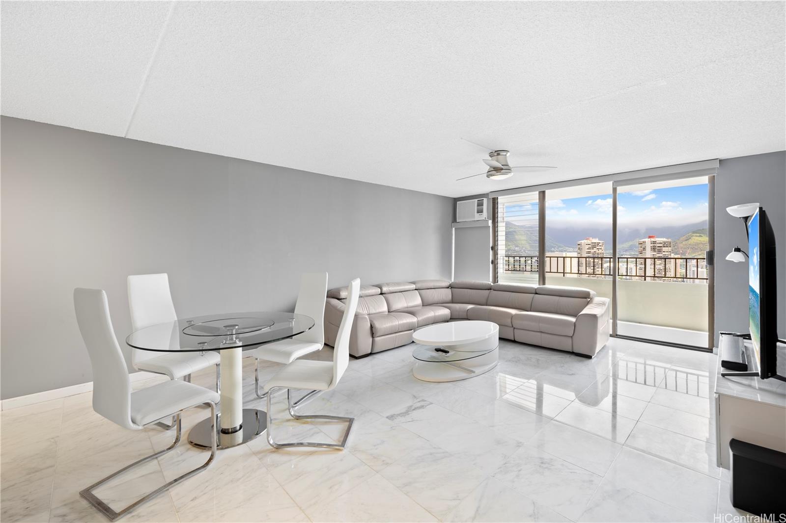 Royal Kuhio condo # 3201, Honolulu, Hawaii - photo 4 of 23