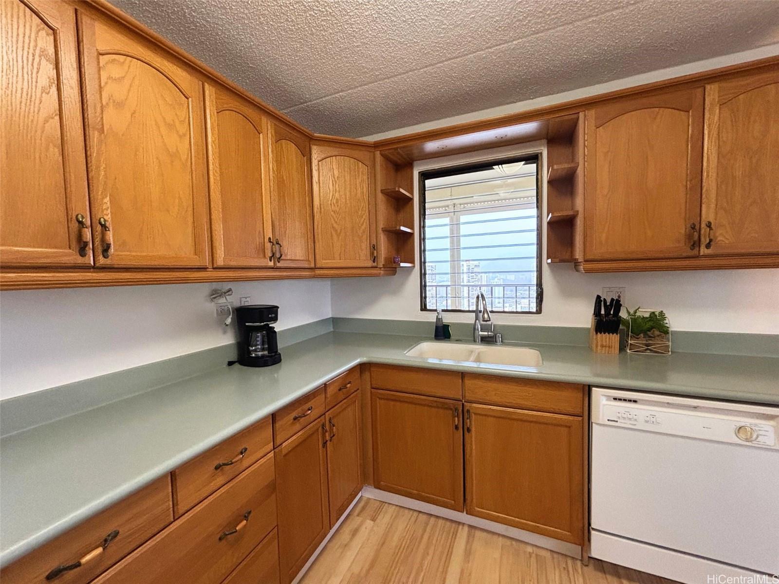 Royal Kuhio condo # 3202, Honolulu, Hawaii - photo 6 of 25