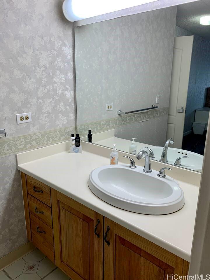 Royal Kuhio condo # 3204, Honolulu, Hawaii - photo 8 of 11