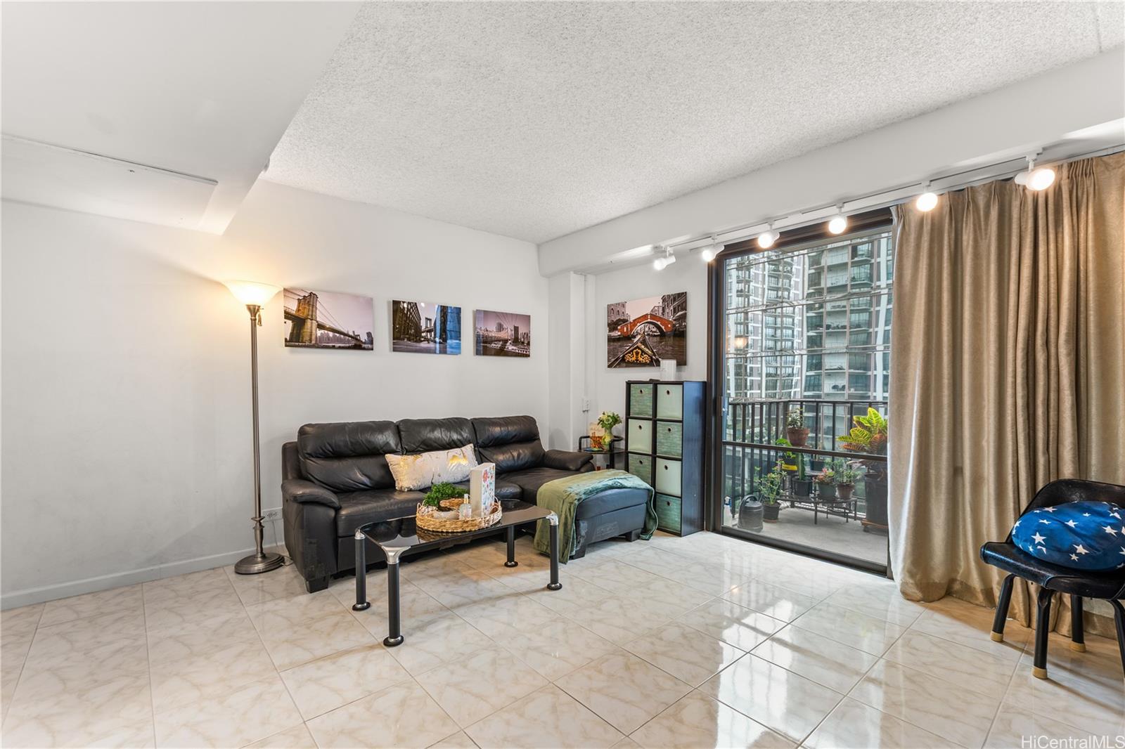 Harbor Square condo # 10G, Honolulu, Hawaii - photo 3 of 25