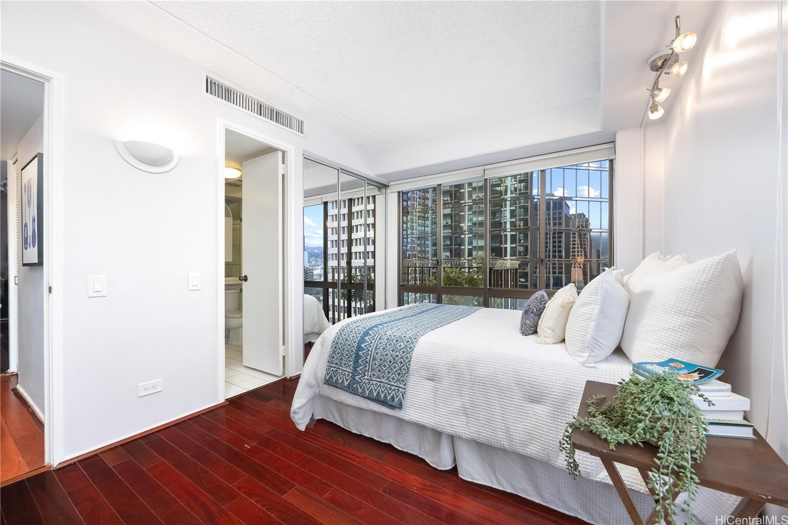 Harbor Square condo # 12G, Honolulu, Hawaii - photo 12 of 25