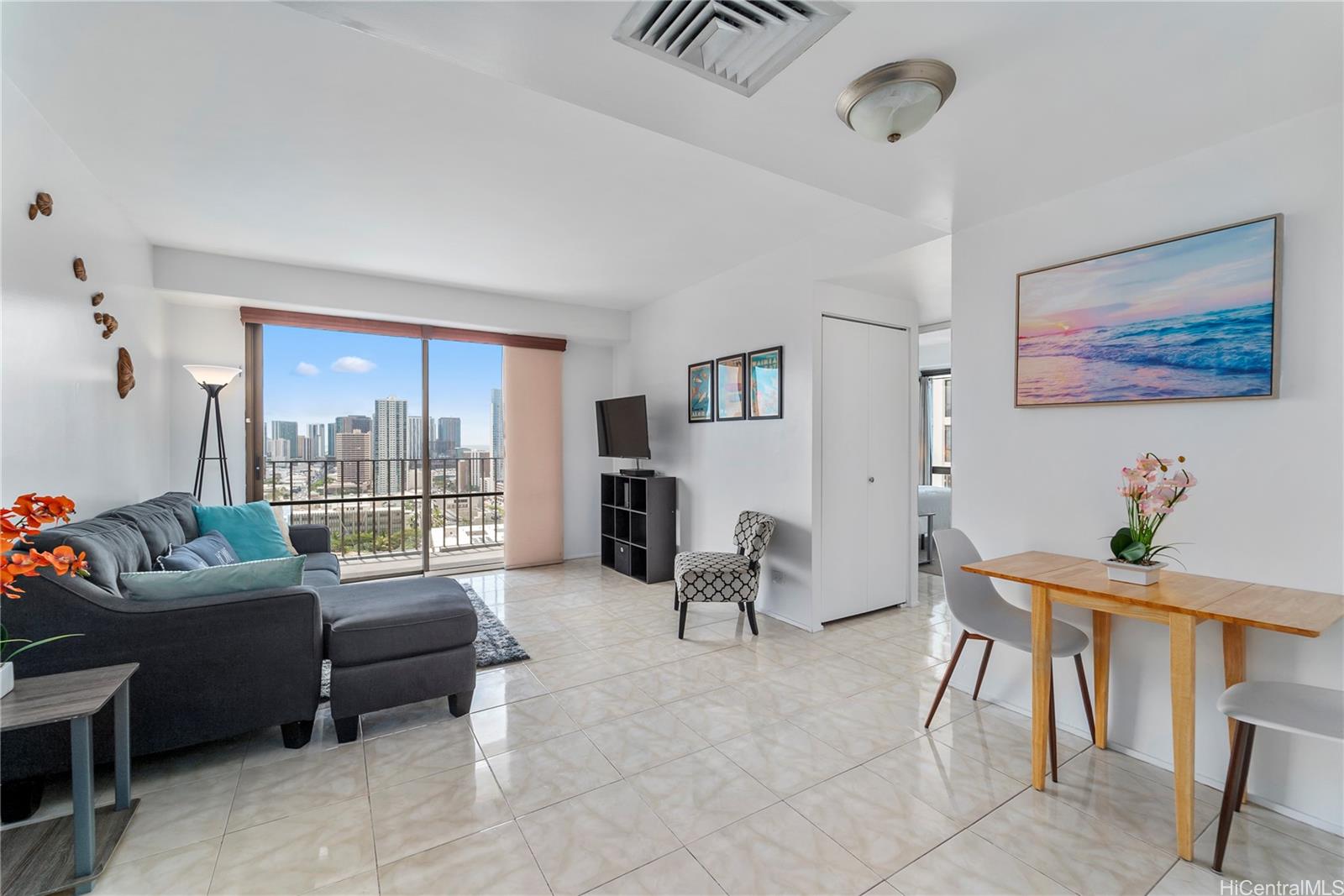 Harbor Square condo # 23B, Honolulu, Hawaii - photo 2 of 13