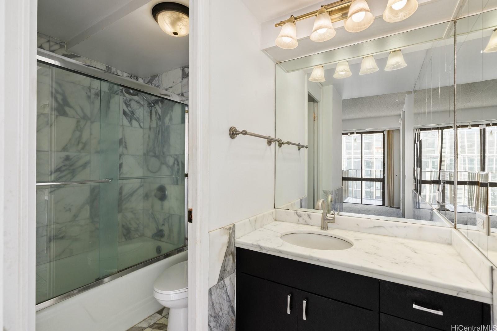 Harbor Square condo # 23E, Honolulu, Hawaii - photo 5 of 22