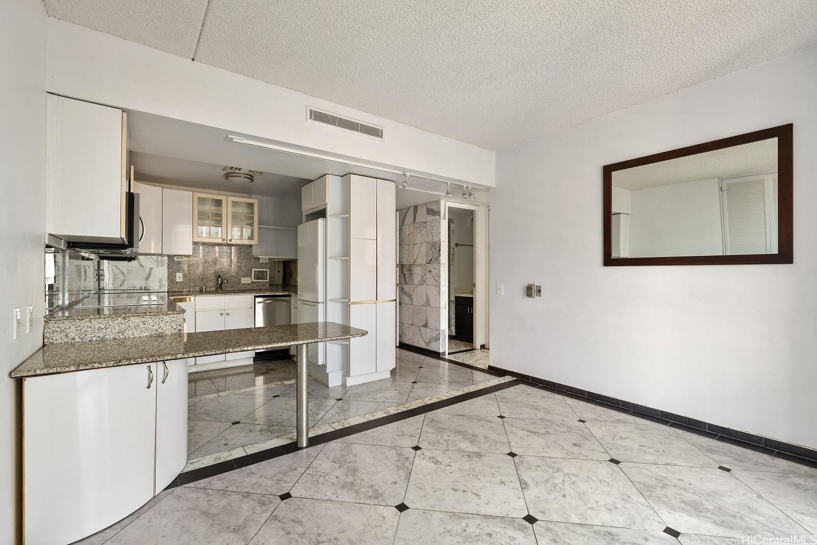 Harbor Square condo # 23E, Honolulu, Hawaii - photo 6 of 22