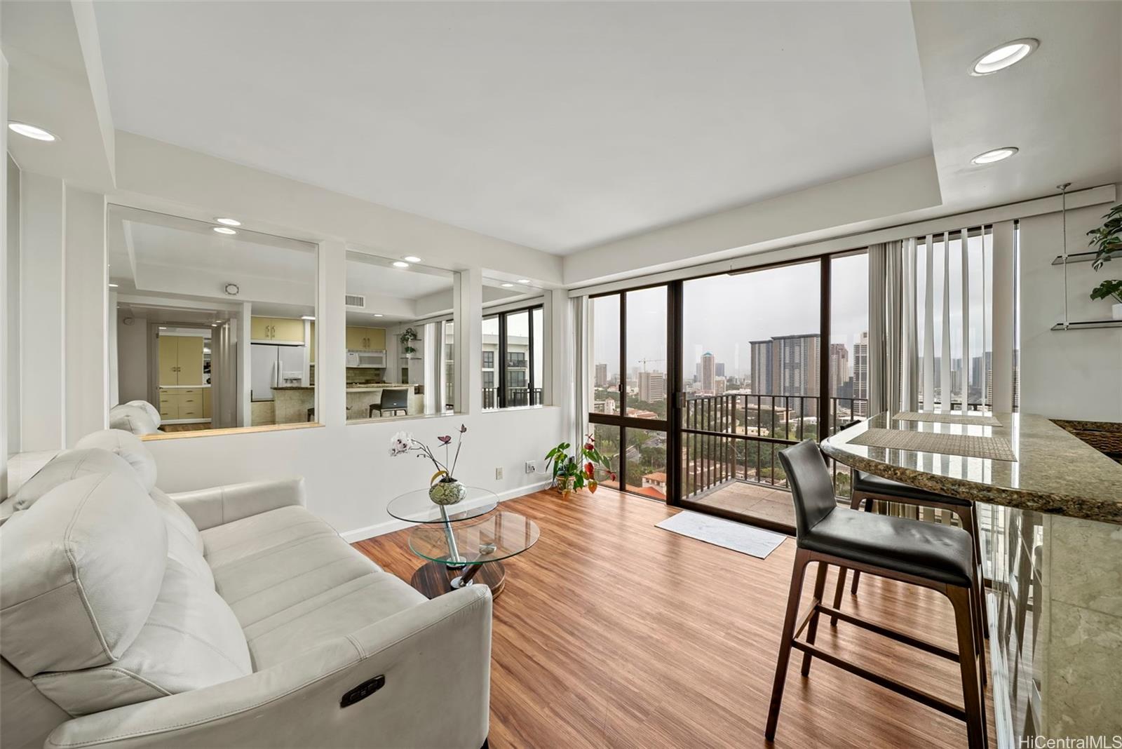 Harbor Square condo # 26D, Honolulu, Hawaii - photo 2 of 25