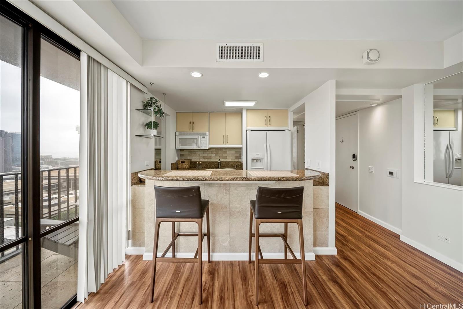 Harbor Square condo # 26D, Honolulu, Hawaii - photo 4 of 25