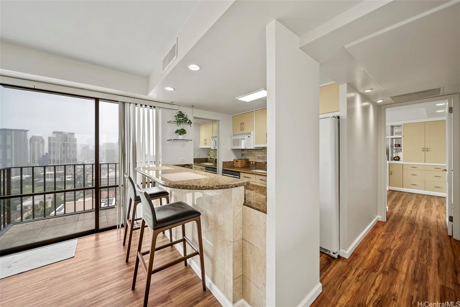 Harbor Square condo # 26D, Honolulu, Hawaii - photo 5 of 25