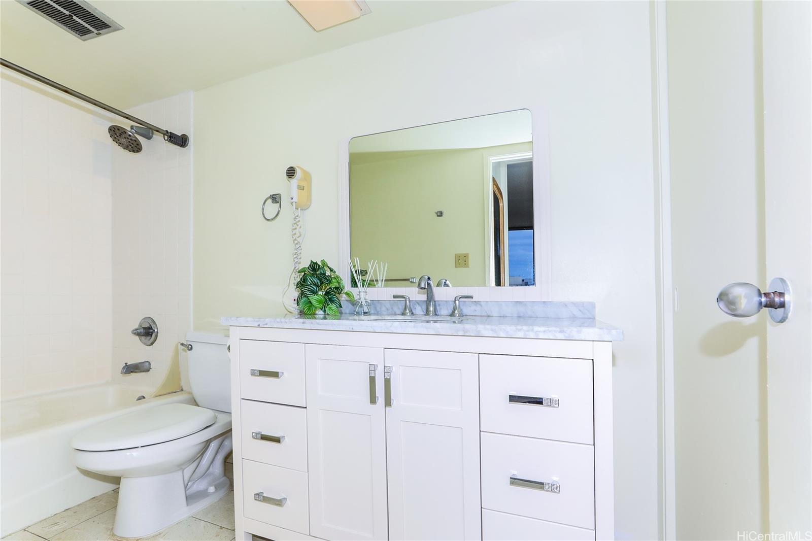 Waikiki Sunset condo # 2206, Honolulu, Hawaii - photo 15 of 18