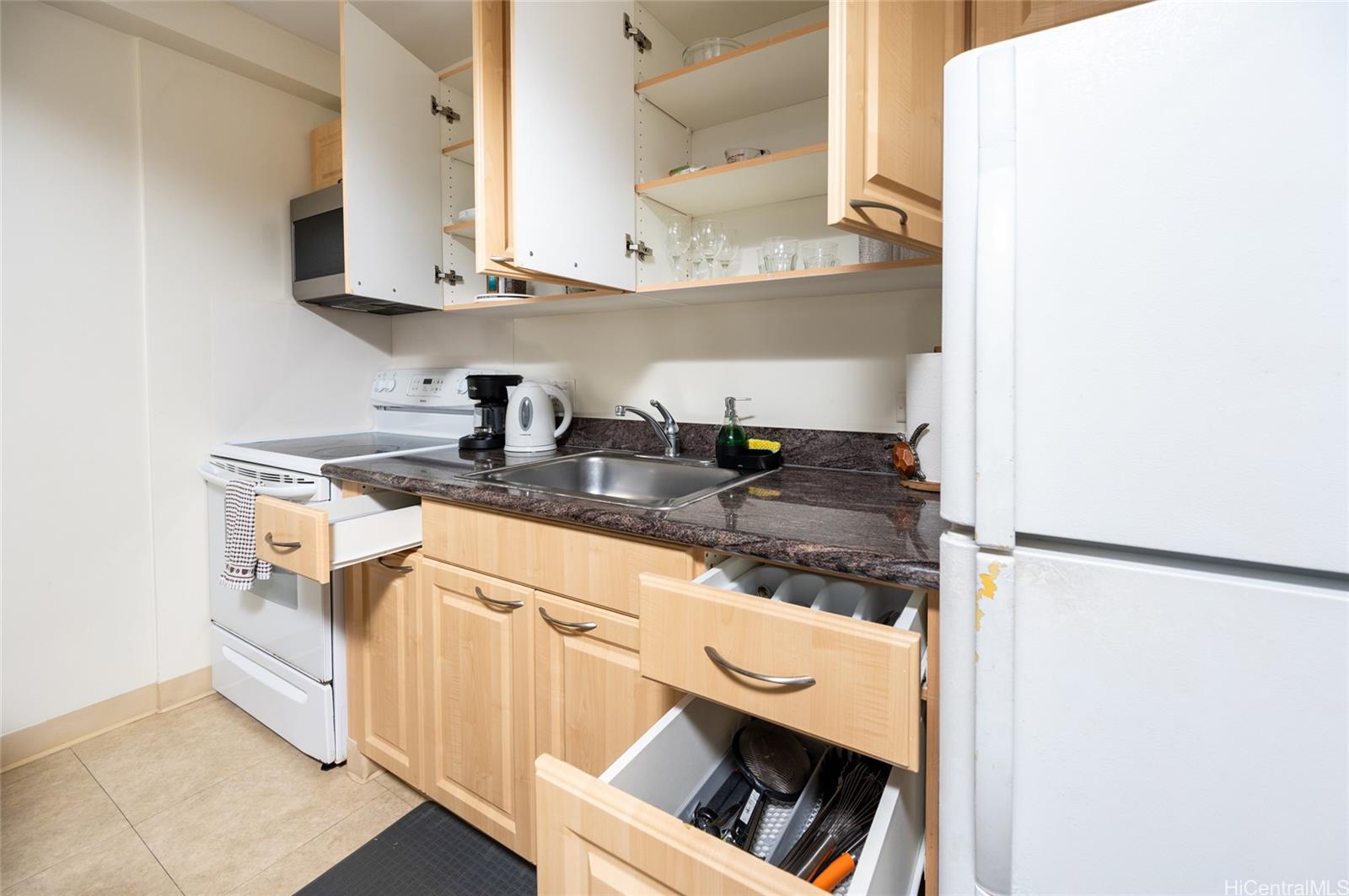 Waikiki Sunset condo # 3105(NUC), Honolulu, Hawaii - photo 4 of 23