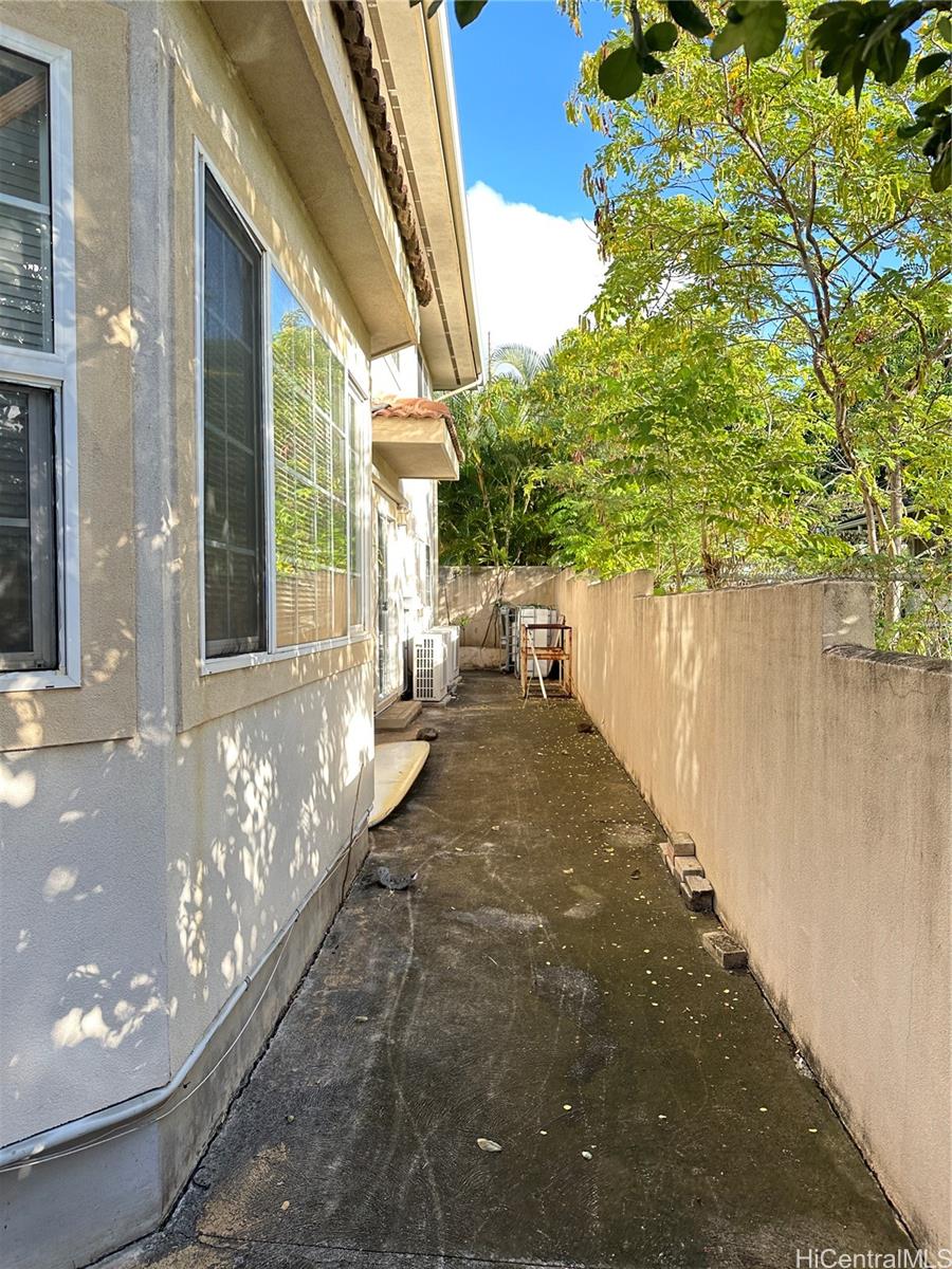 2304  Metcalf St Manoa-lower, Honolulu home - photo 3 of 22