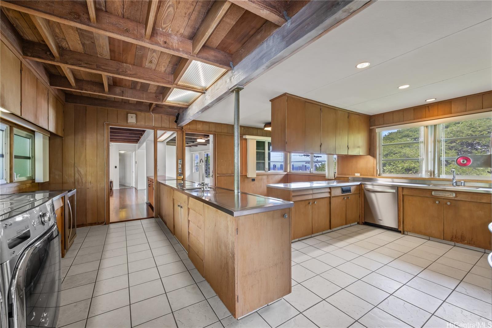 2316  Round Top Drive Makiki Heights, Honolulu home - photo 11 of 25