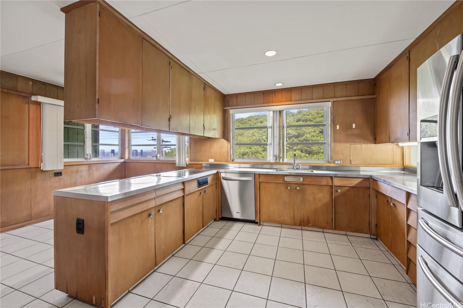 2316  Round Top Drive Makiki Heights, Honolulu home - photo 10 of 25