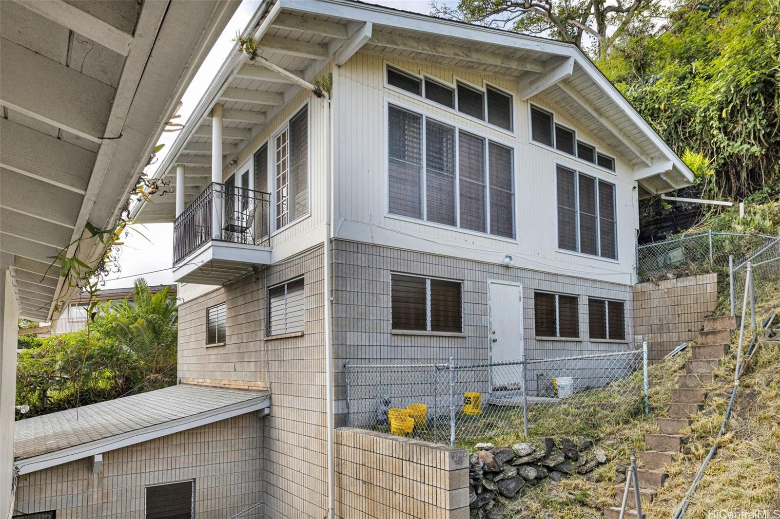 2325/2327  Round Top Drive Makiki Heights, Honolulu home - photo 19 of 23