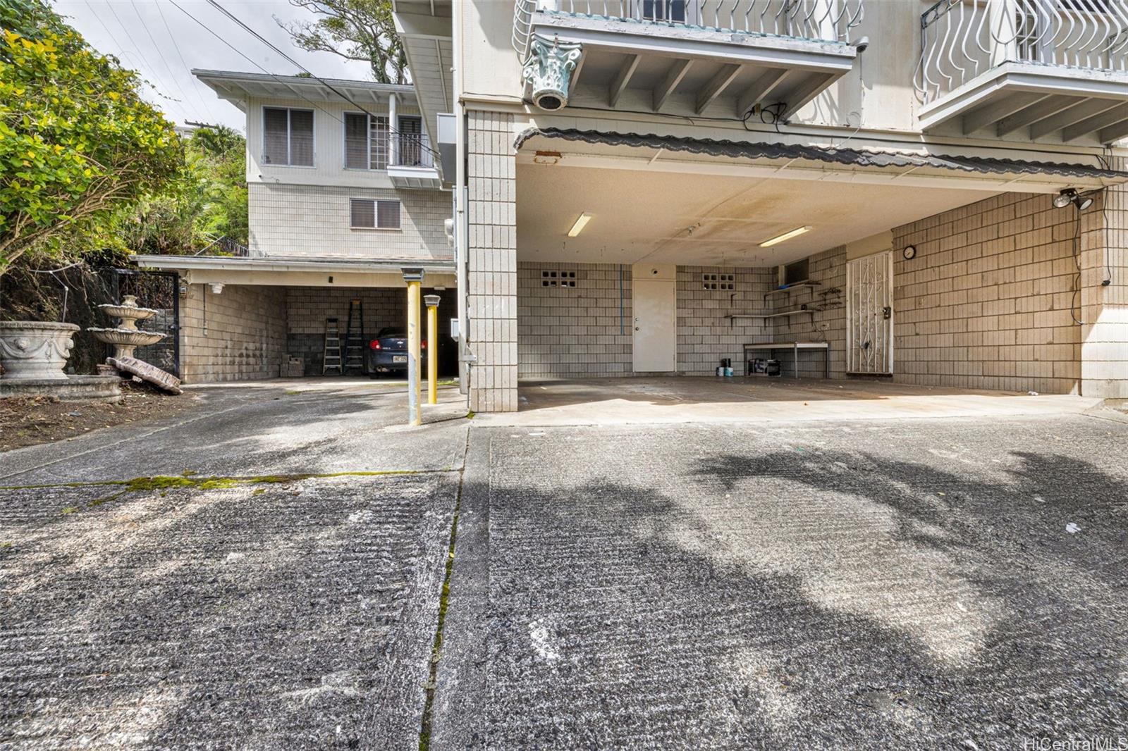 2325/2327  Round Top Drive Makiki Heights, Honolulu home - photo 20 of 23