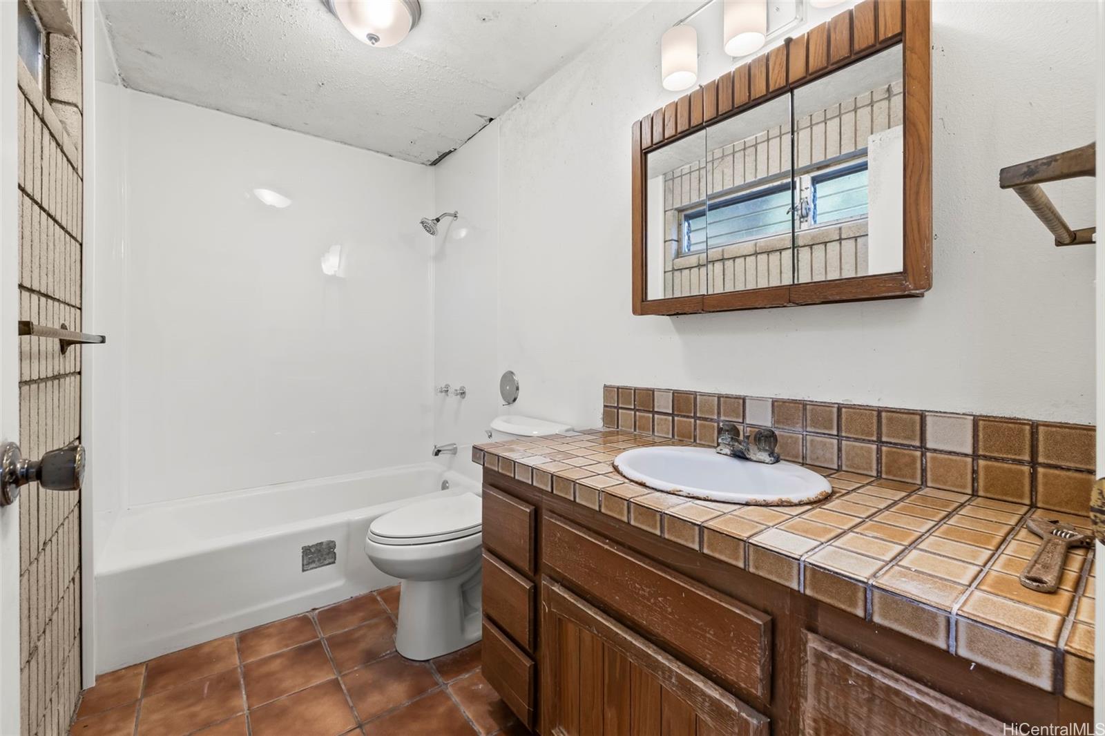 2327  Round Top Drive Makiki Heights, Honolulu home - photo 16 of 19