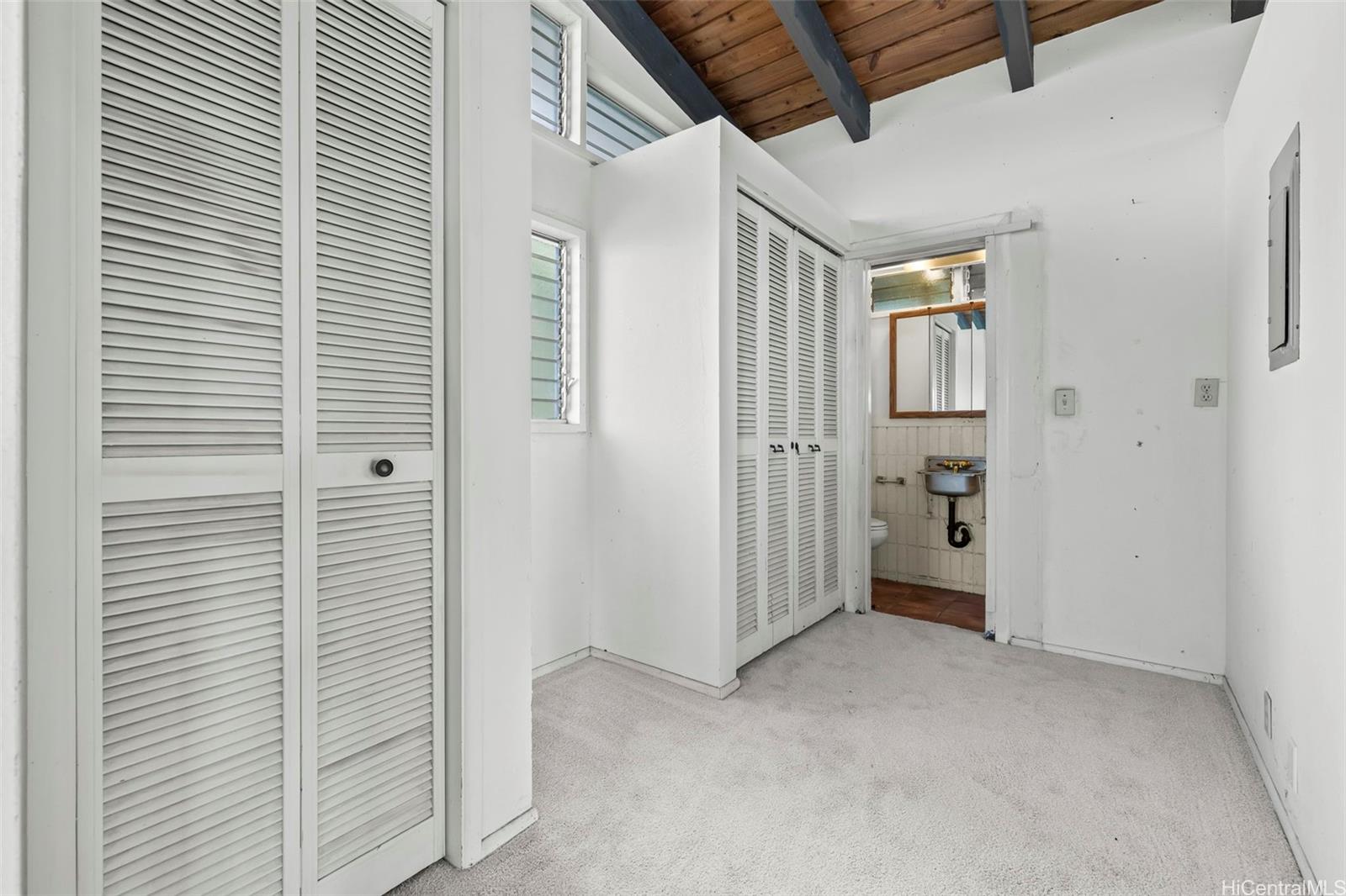 2327  Round Top Drive Makiki Heights, Honolulu home - photo 18 of 19