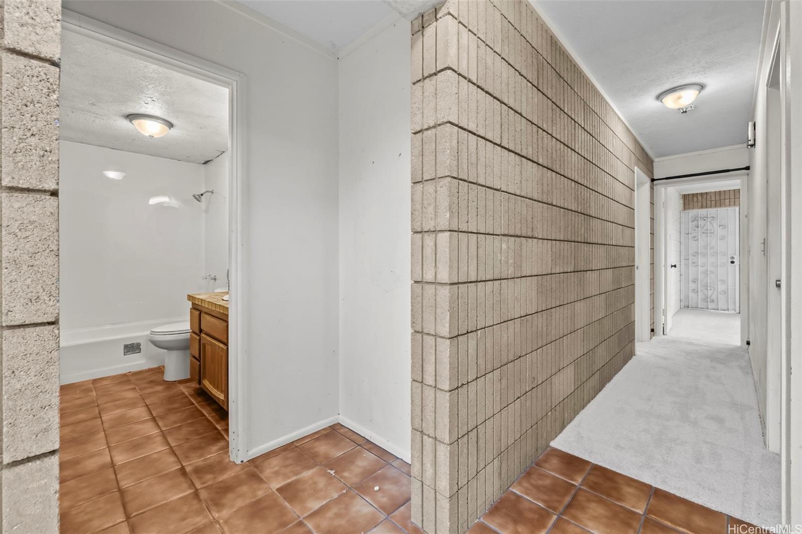 2327  Round Top Dr Makiki Heights, Honolulu home - photo 4 of 22