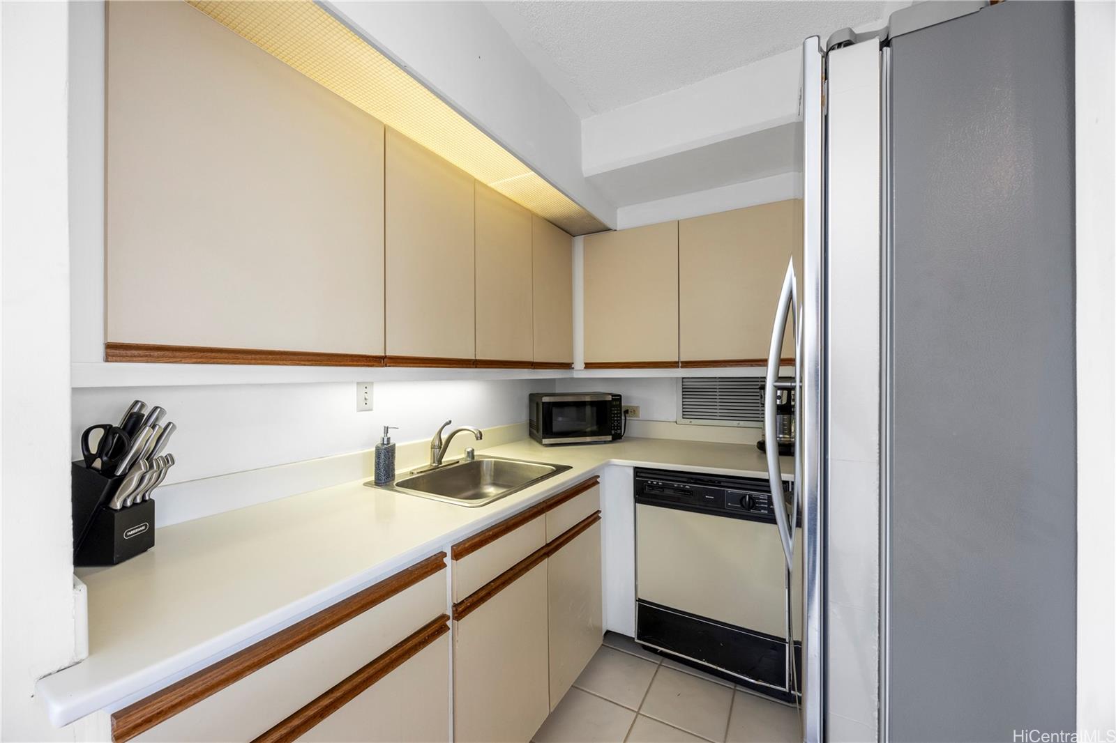 Marco Polo Apts condo # 1317, Honolulu, Hawaii - photo 12 of 25