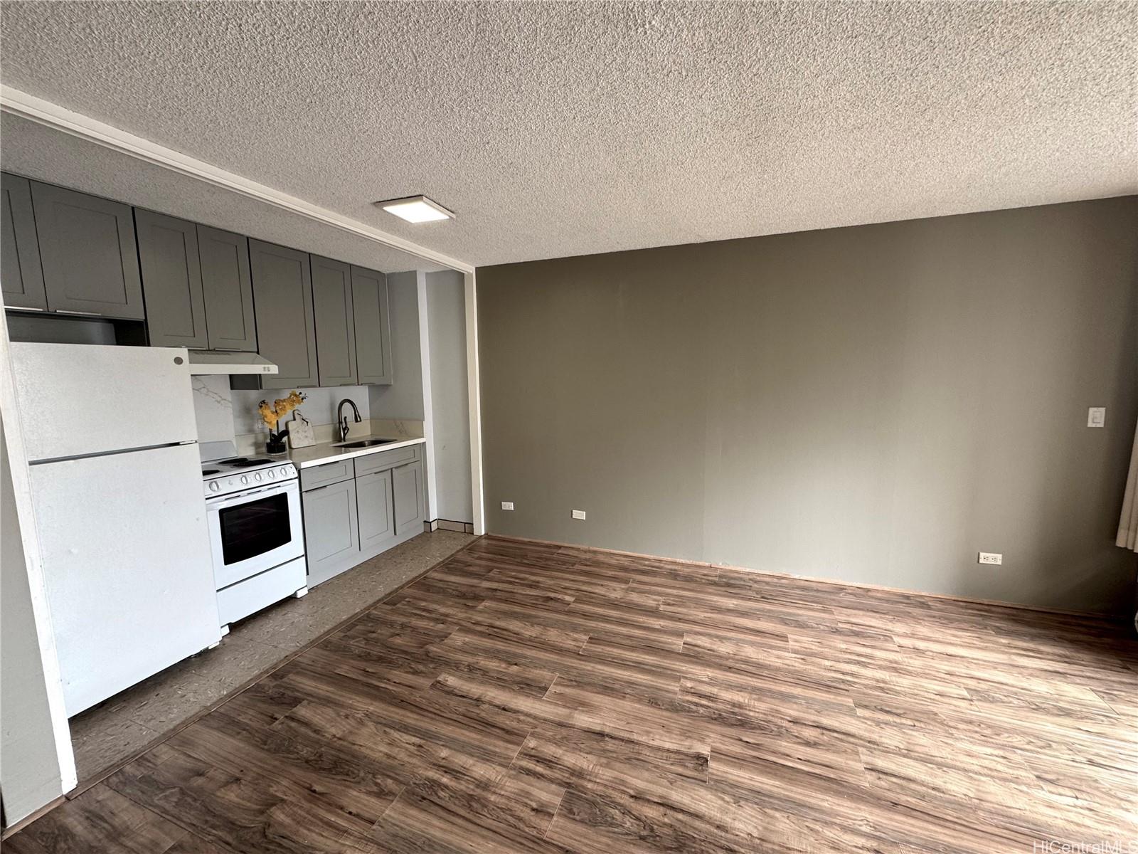 FAIRWAY VILLA condo # 1015, Honolulu, Hawaii - photo 2 of 11