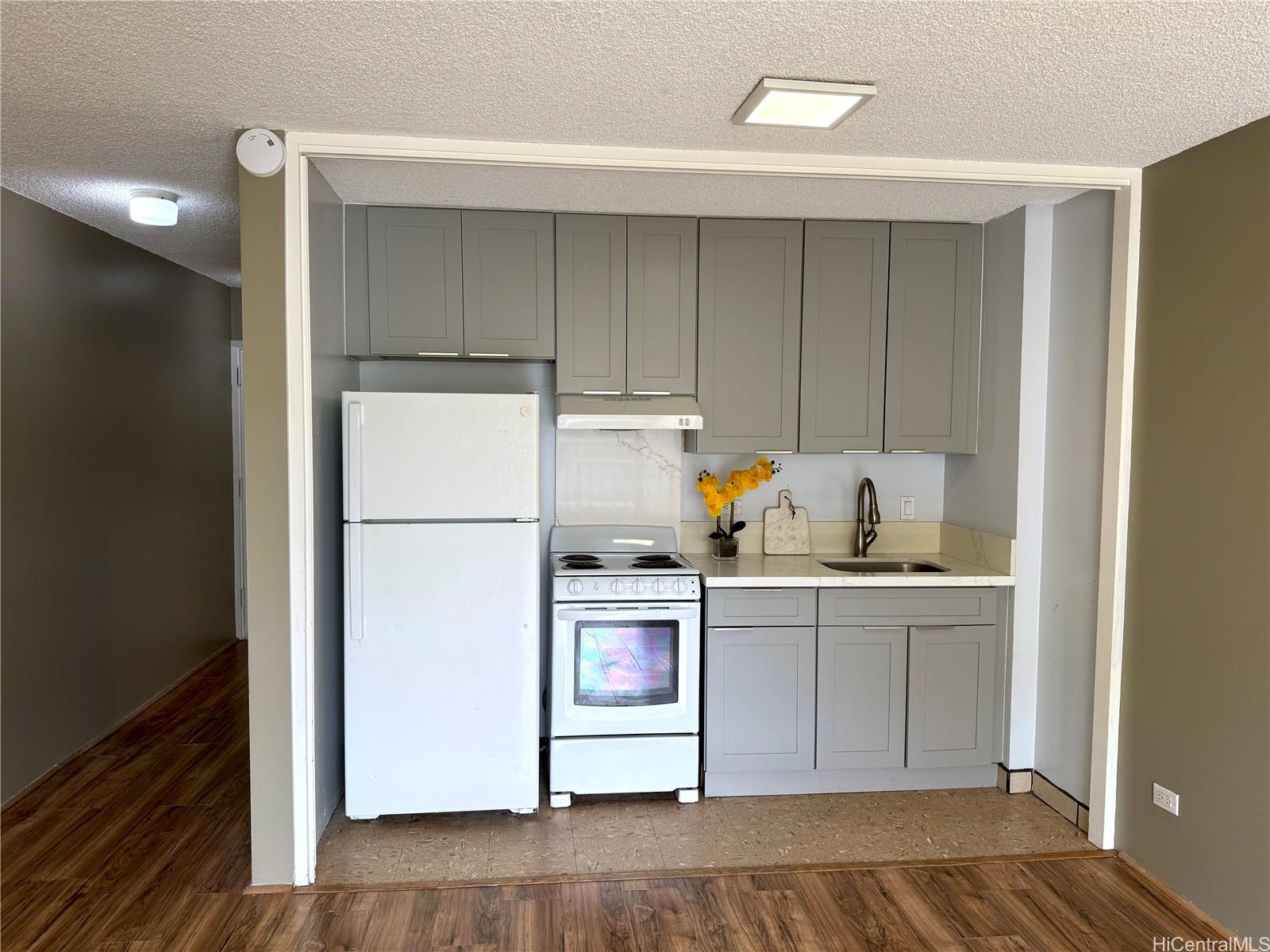 FAIRWAY VILLA condo # 1015, Honolulu, Hawaii - photo 3 of 11